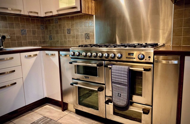 Sleeps10-Parking-Garden-HotTub-PetFriendly