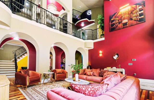 7000SQ FT*Sleeps18*Bourbon Trial*Creek w/Waterfall*Hot Tub*Sauna*Luxe Amenties