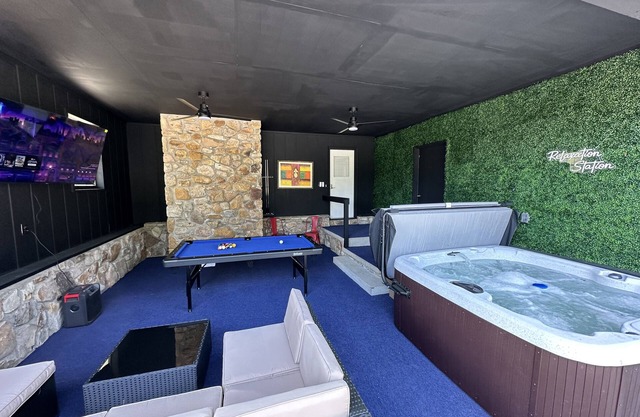 Sleeps8 w/ hot tub, pool table/ fire pit, plenty of outdoor seating w/ big yard