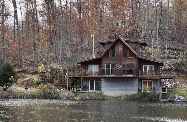 Nouvelle cabine de 3 étages avec grande salle de jeux avec bain à remous, à côté d'un lac de 7 acres!