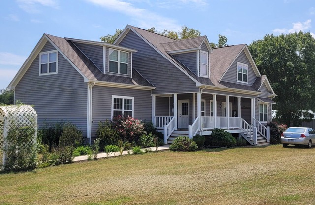 Sleepy Hollow Farms, New Farmhouse near VIR