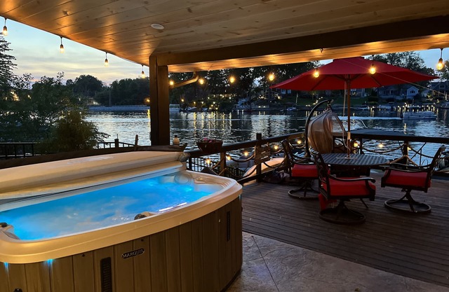 SLICE OF HEAVEN lake front cottage with HOTTUB & Fire pit! Dog friendly