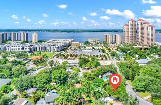 Slice of Paradise: Tropical Studio in Downtown Historical River District