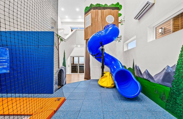 Slide 'n' Bounce Lodge: Private Playspace, Hot Tubs, Lakeview, Sleeps 36