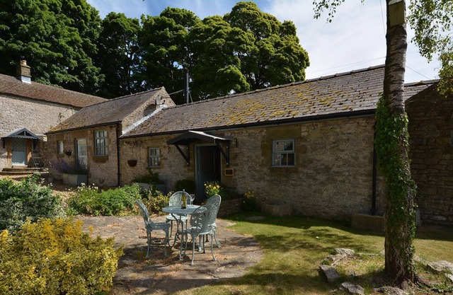 Slipper Lo - a single storey gem near Bakewell with shared pool and games in lovely grounds