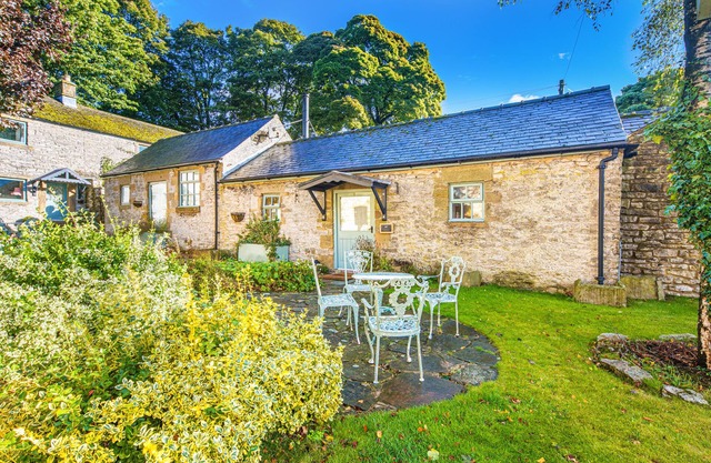 SLIPPER LO, pet friendly, character holiday cottage in Bakewell