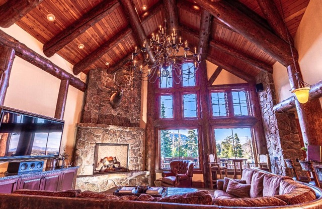 Slope side spacious yet cozy Mammoth House