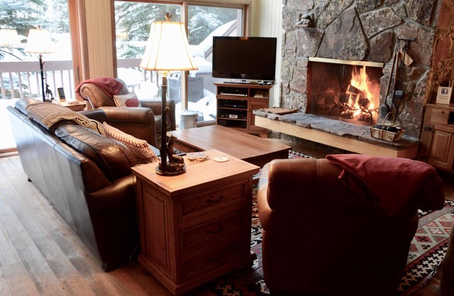 Slopeside Family Ski in, Wifi, bain à remous, piscine, Yellowstone