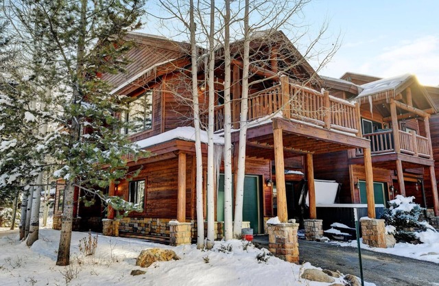Slopeside Luxury Chalet 100 I Hot Tub I Great Views I Best Price I FREE Adventures Daily