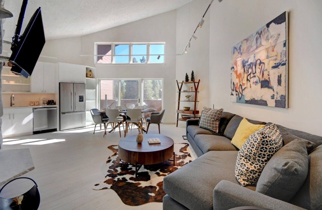 Slopeside River Front Luxury Condo 15 I Hot Tub I Views I Best Price I FREE Adventures Daily