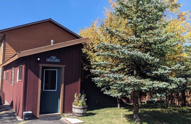 Slough Creek Cabin 130, Comfy 2 Bedroom 1 Bath 2 Minutes to Yellowstone Entrance