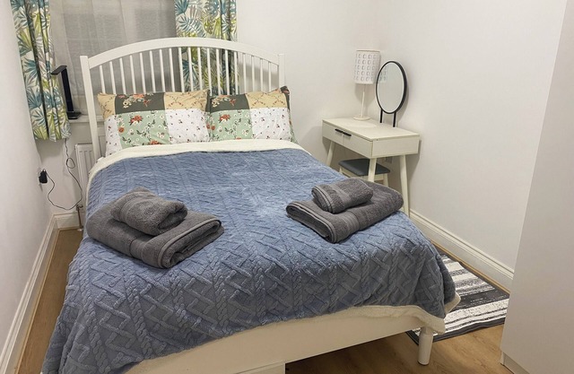 Slough - Sleeps 3 - PetFriendly - Riverside - Bay