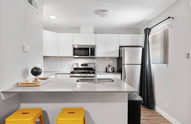 Stylish 1BR Near UT | Highland | Evonify