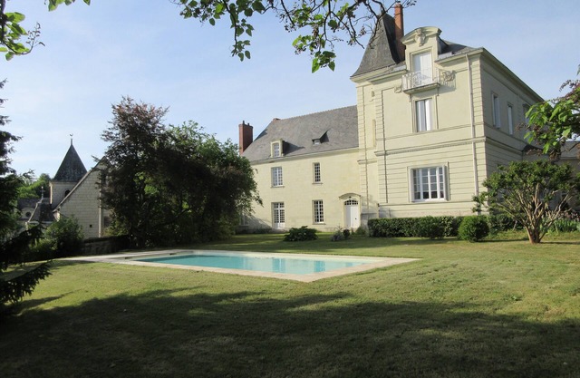 Petit château 17ème, parc, piscine, 5 chambres, séjour, 3 km du centre de Saumur