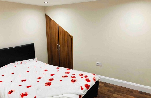 Small 3 Bed Flat near Heathrow