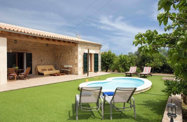Petite maison de campagne confortable avec piscine dans un endroit calme