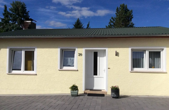 Petite maison de campagne avec terrasse et jardin en bordure de forêt