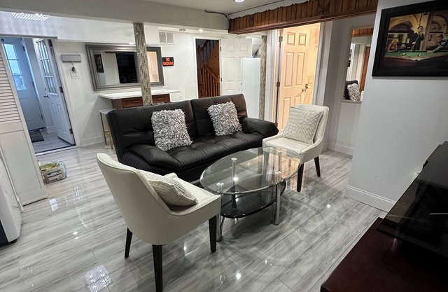 Small Cozy 2 bedroom Unit in Boston.