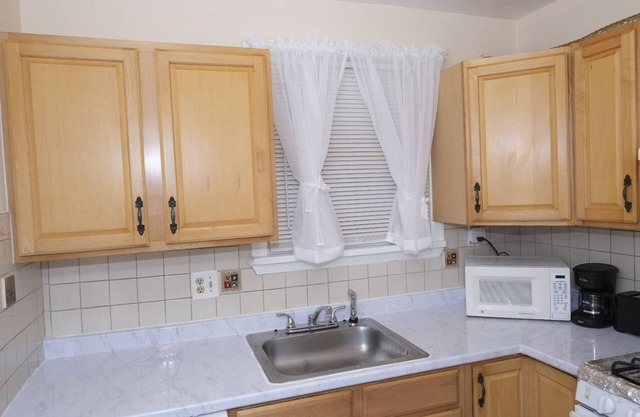 Small cozy home, located near DC and Maryland University.