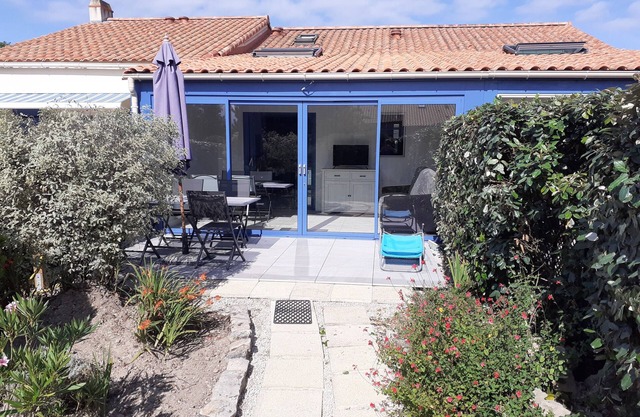 Petite maison, 300 m plage, 4 couchages, piscine dans la résidence
