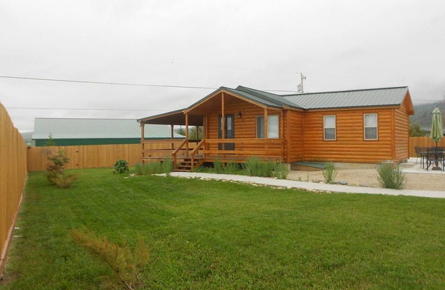 Petite maison au pied des montagnes