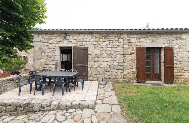 Petite maison 'Les Sources Gîte La Grange' avec piscine partagée, terrasse privée