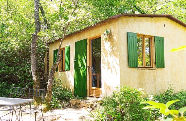 Maisonnette sur terrain ombragé avec piscine à proximité du village