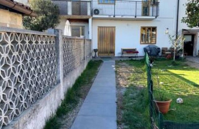 Petite maison avec jardin dans village historique
