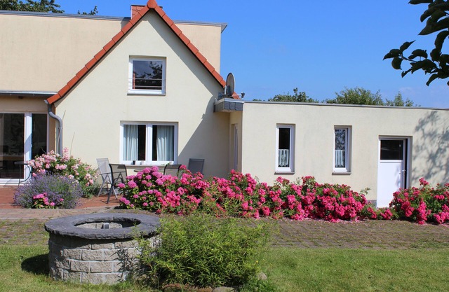 Petit chalet isolé sur une grande prairie et verger terres