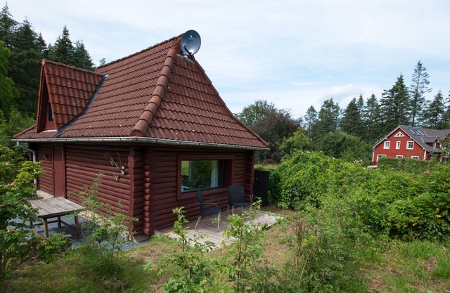 Petite maison en rondins dans un endroit fantastique