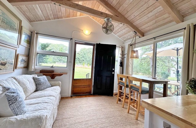 Cottage d'une chambre sur une grande propriété à distance de marche de Vineyard Haven
