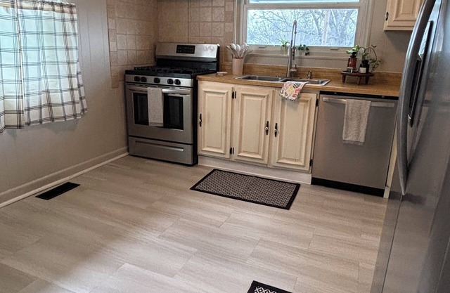 Small Quaint 2-bedroom house in Beckley with WiFi.