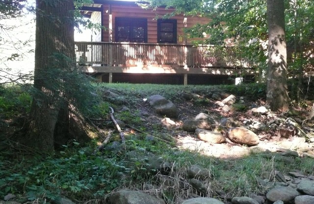 Petite cabane calme, romantique et à prix raisonnable, à côté d'un grand ruisseau à truites