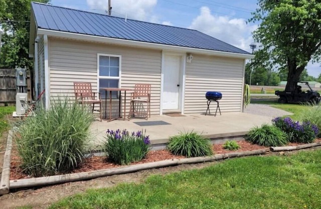 Small simple cozy house close to Interstate & Rend Lake fishing /hunting