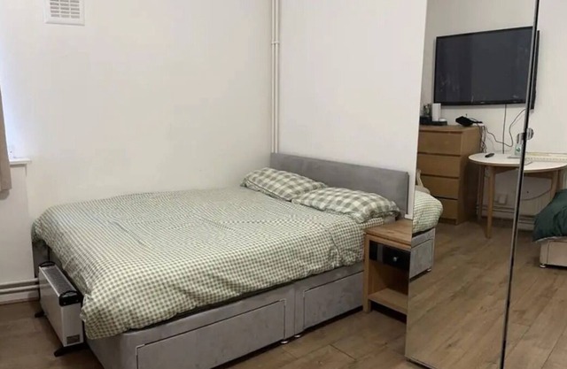 Small Studio Apartment - Quick Access to all of London