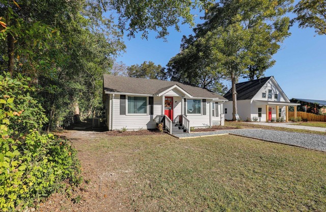Small-Town Charm & Local Dining: Home in Burgaw!