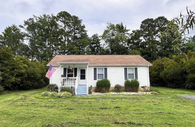 Small Town Getaway - close to in-town Mathews with a casual rural life