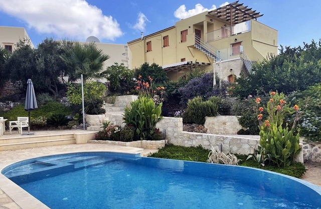 Petit village, 2 maisons réunies pour 2 familles