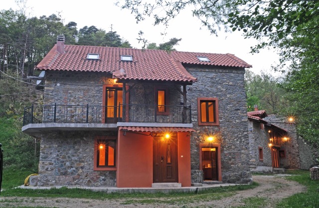 Petit village avec 3 pierres Villas à louer avec terrain 20. 000 m2, pour grande famille