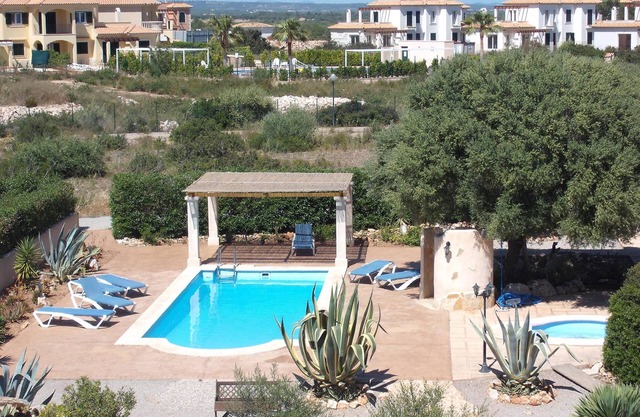Petit complexe d'appartements bien entretenu près de la plage 'Trenc', avec piscine