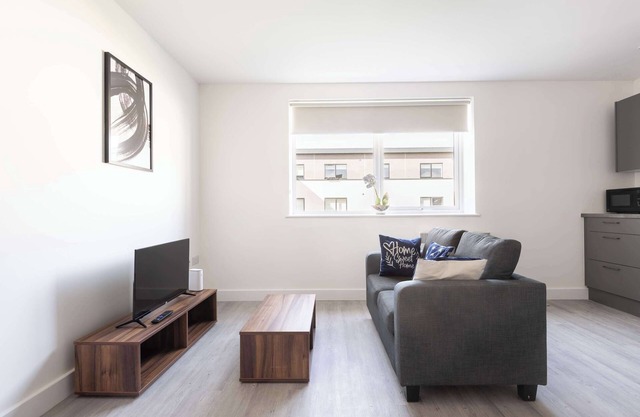 Modern 1 Bed Apartment in Bradford with Parking