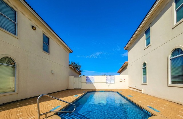 Cloud Nine Utopia. Maison intelligente entière avec piscine dans le meilleur emplacement de McAllen!