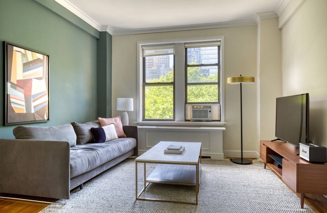 Smart UWS 1BR w/ Doorman and amazing city views by Blueground