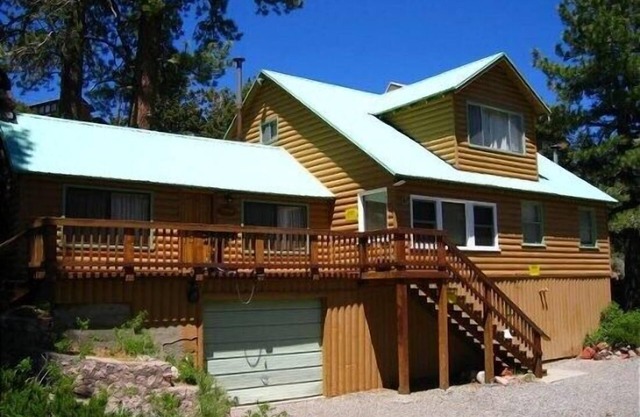3 chambres, 2 salles de bain, cabine. Courte promenade en ville