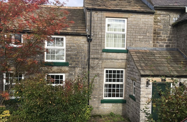 Smithy Cottage; confortable chalet du 18ème siècle. Dans le Peak District Park