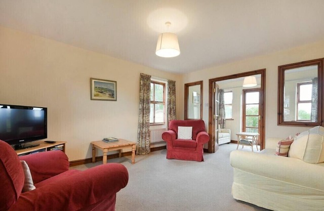 SMITHY COURT, family friendly, country holiday cottage in Craster