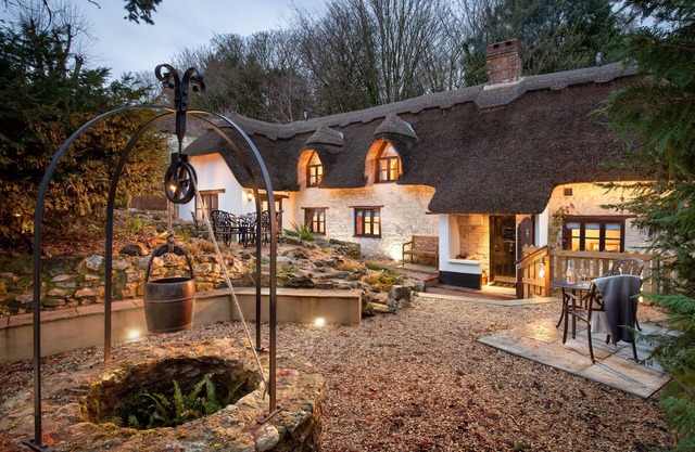 Smithycroft est une belle maison individuelle en chaume et pierre.