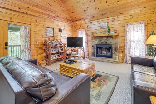 Smokies Cabin on Douglas Lake with Resort Pool
