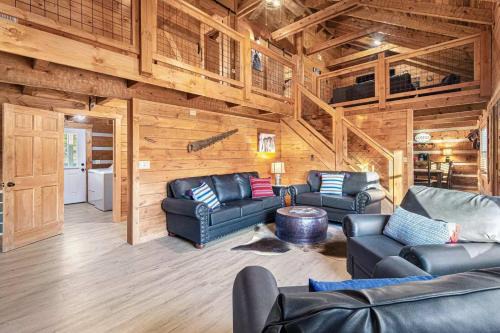 Smokies Getaway with Fire Pit Game Room & Hot Tub