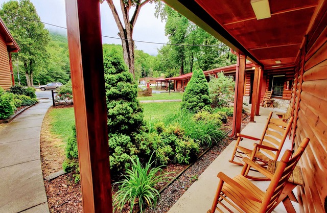 Smoky Falls Lodge